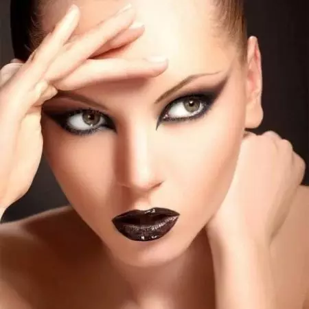 Dark Makeup (48 Fotos): Gedämpfte Augen Makeup Schatten in dunklen Farben, schöne leicht zu grüne Augen und einfache blaue Augenideen 16060_41