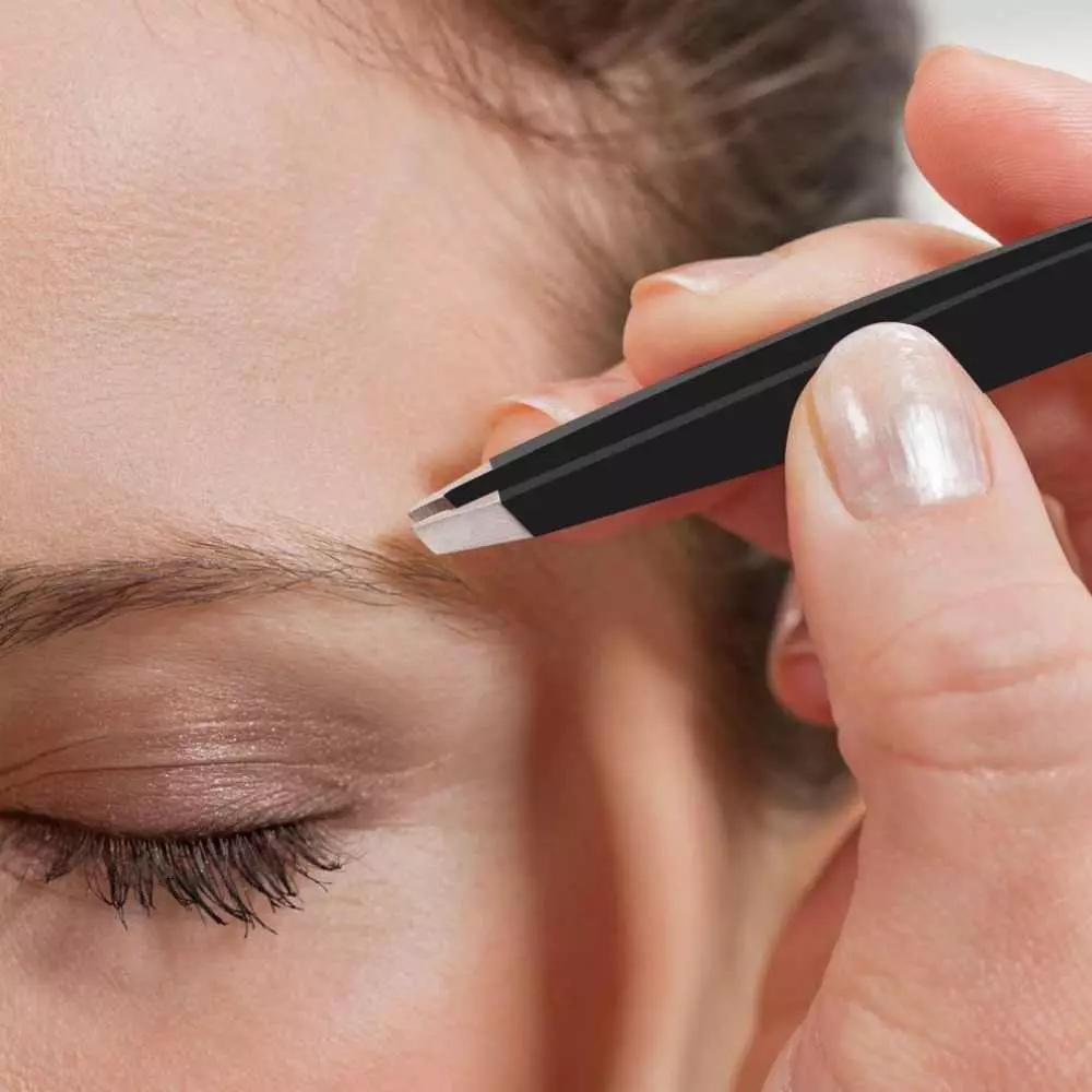 Eyebrow makeup (49 mga larawan): Step-by-step na pampaganda lapis at mga anino para sa mga nagsisimula, propesyonal na pampaganda, pinakamahusay na mga tool 16061_19