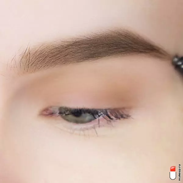 Eyebrow makeup (49 mga larawan): Step-by-step na pampaganda lapis at mga anino para sa mga nagsisimula, propesyonal na pampaganda, pinakamahusay na mga tool 16061_46