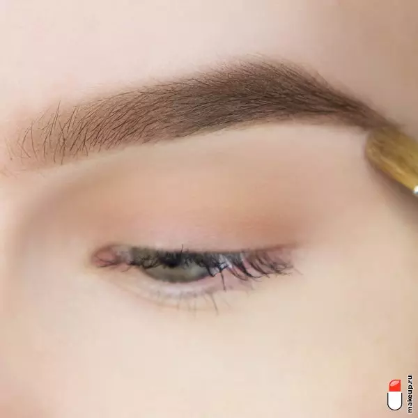 Eyebrow makeup (49 mga larawan): Step-by-step na pampaganda lapis at mga anino para sa mga nagsisimula, propesyonal na pampaganda, pinakamahusay na mga tool 16061_47
