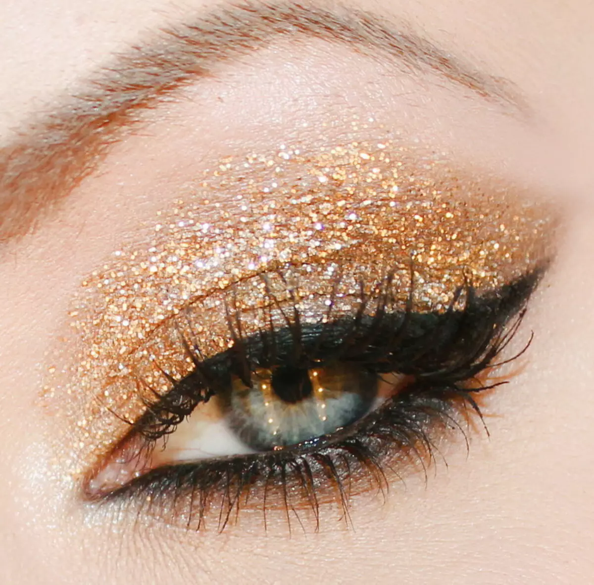 Золотая тень. Золотой макияж. Макияж с золотыми тенями. Блестящие тени для глаз. Макияж глаз с золотыми тенями.