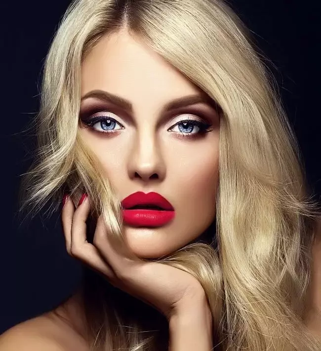 Makeup med rød læbestift: til brunetter og blondiner, aften, dag og lyse, med pile og sorte skygger, til blonde og andre ideer 16071_12