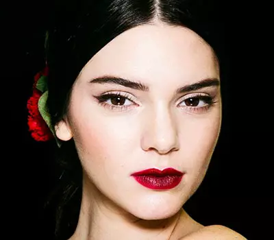 Makeup dengan lipstik merah: untuk berambut cokelat dan pirang, malam, hari dan cerah, dengan panah dan bayangan hitam, untuk berambut pirang dan ide-ide lain 16071_20