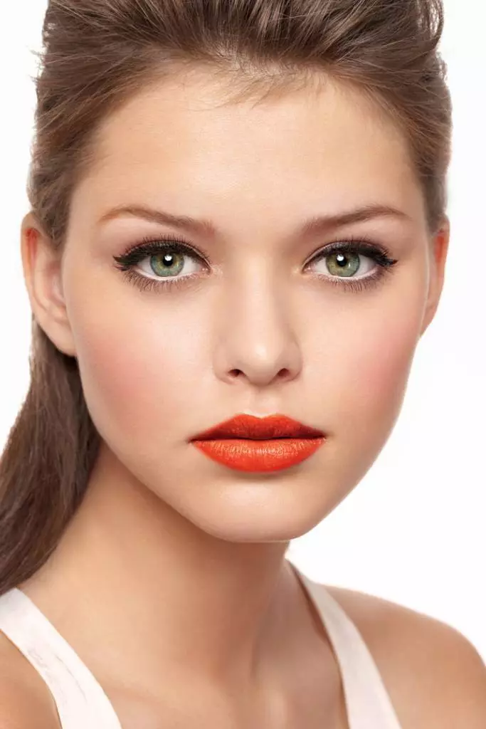 Make-up met rode lippenstift: voor brunettes en blondines, avond, dag en helder, met pijlen en zwarte schaduwen, voor blond en andere ideeën 16071_36
