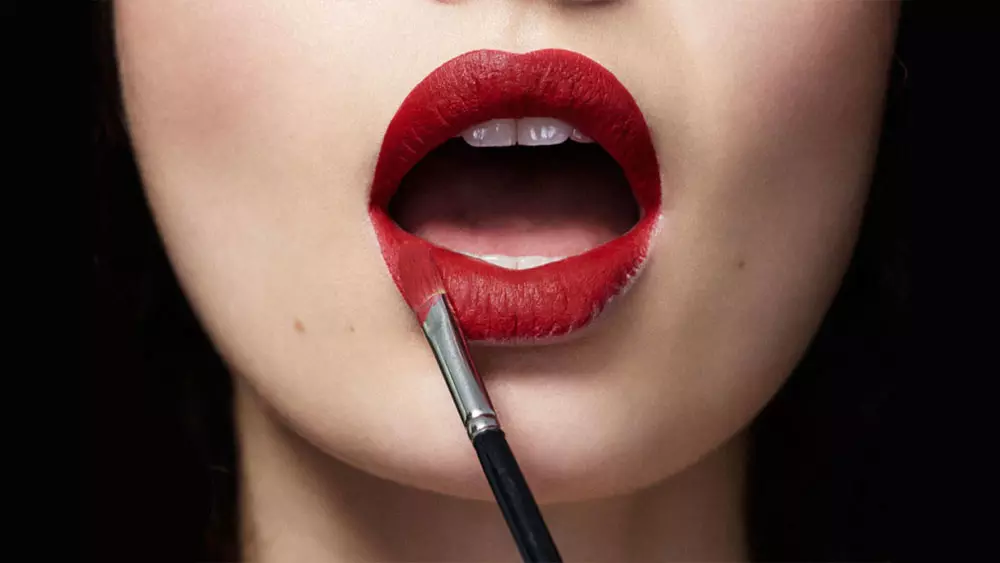 Makeup me kuq buzësh të kuq: për brunettes dhe blondes, mbrëmje, ditë dhe të ndritshme, me shigjeta dhe hije të zeza, për bjonde dhe ide të tjera 16071_50