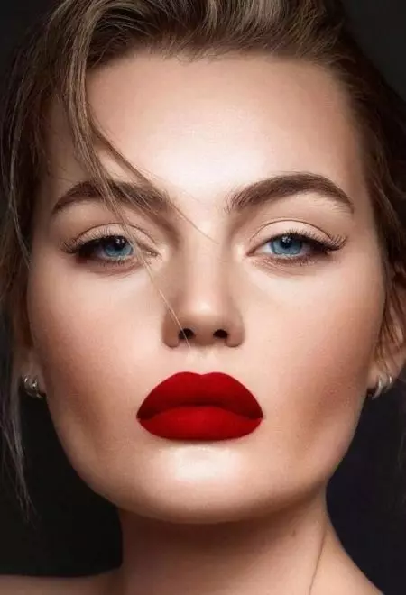 Trucco con rossetto rosso: per brune e bionde, sera, giorno e luminoso, con frecce e ombre nere, per bionde e altre idee 16071_51