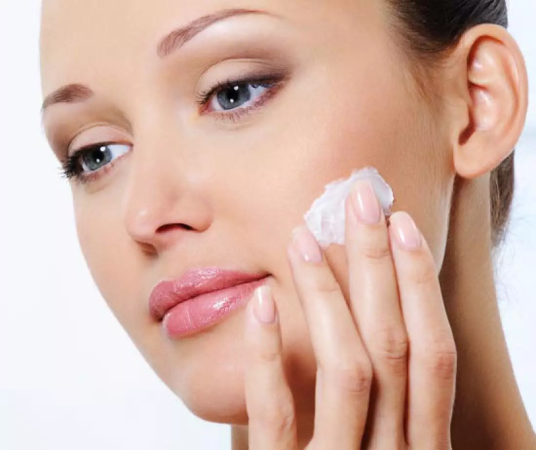 Blur vaikutus meikki: Mikä se on kosmetiikka? Tonal-kerma, jossa on hämärtynyt vaikutus. Kuinka käyttää kermaa? 16077_26