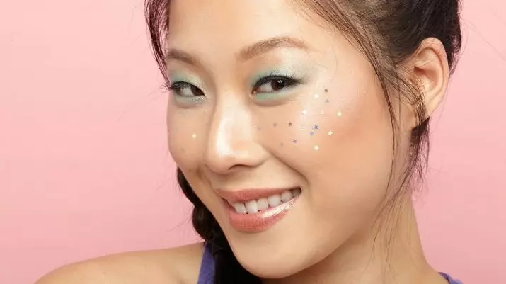 Makeup dengan Sequins: Makeup Brilliant dengan Glitter untuk Mata dan Shadows, Sparkles di muka. Mengapa anda memerlukan perhiasan? Kecemerlangan kecil dan pilihan lain yang lain 16080_2
