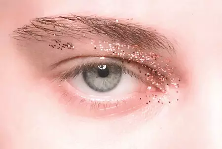 Makeup dengan Sequins: Makeup Brilliant dengan Glitter untuk Mata dan Shadows, Sparkles di muka. Mengapa anda memerlukan perhiasan? Kecemerlangan kecil dan pilihan lain yang lain 16080_21
