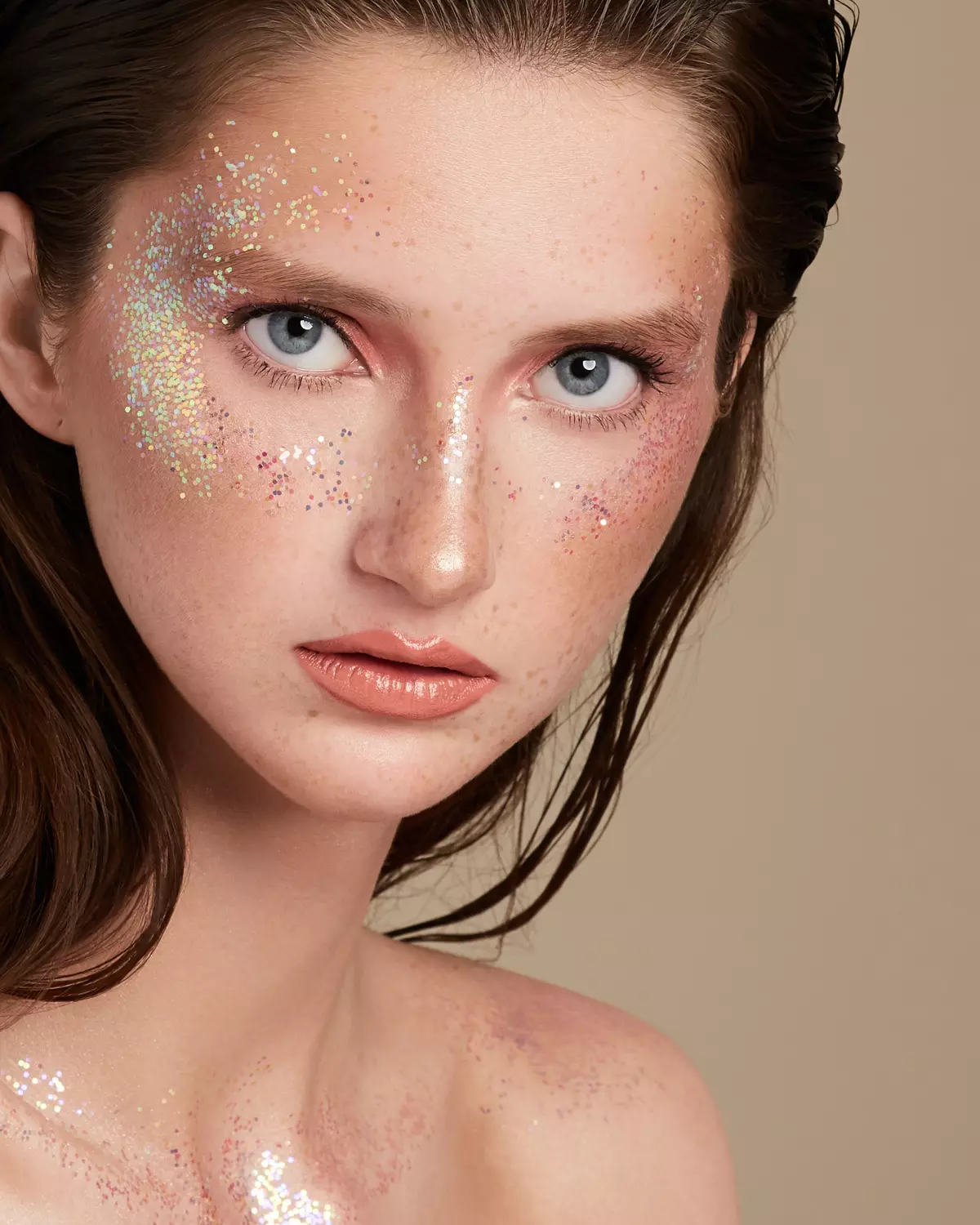 Makeup dengan Sequins: Makeup Brilliant dengan Glitter untuk Mata dan Shadows, Sparkles di muka. Mengapa anda memerlukan perhiasan? Kecemerlangan kecil dan pilihan lain yang lain 16080_27