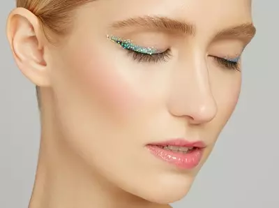 Makeup dengan Sequins: Makeup Brilliant dengan Glitter untuk Mata dan Shadows, Sparkles di muka. Mengapa anda memerlukan perhiasan? Kecemerlangan kecil dan pilihan lain yang lain 16080_29