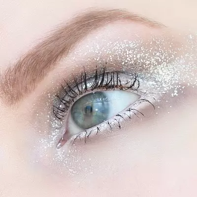 Makeup dengan Sequins: Makeup Brilliant dengan Glitter untuk Mata dan Shadows, Sparkles di muka. Mengapa anda memerlukan perhiasan? Kecemerlangan kecil dan pilihan lain yang lain 16080_37