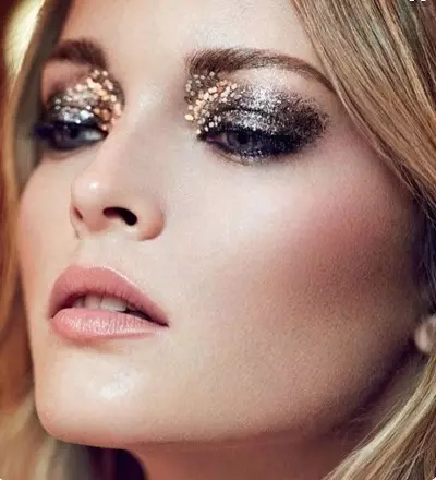 Makeup dengan Sequins: Makeup Brilliant dengan Glitter untuk Mata dan Shadows, Sparkles di muka. Mengapa anda memerlukan perhiasan? Kecemerlangan kecil dan pilihan lain yang lain 16080_59
