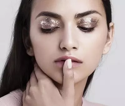 Makeup dengan Sequins: Makeup Brilliant dengan Glitter untuk Mata dan Shadows, Sparkles di muka. Mengapa anda memerlukan perhiasan? Kecemerlangan kecil dan pilihan lain yang lain 16080_68