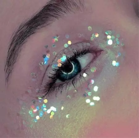 Makeup dengan Sequins: Makeup Brilliant dengan Glitter untuk Mata dan Shadows, Sparkles di muka. Mengapa anda memerlukan perhiasan? Kecemerlangan kecil dan pilihan lain yang lain 16080_70