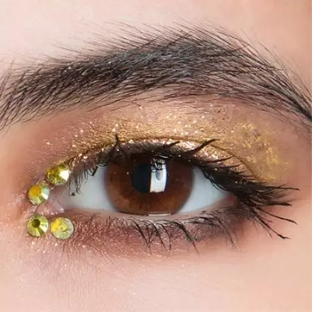 Makeup dengan Sequins: Makeup Brilliant dengan Glitter untuk Mata dan Shadows, Sparkles di muka. Mengapa anda memerlukan perhiasan? Kecemerlangan kecil dan pilihan lain yang lain 16080_71