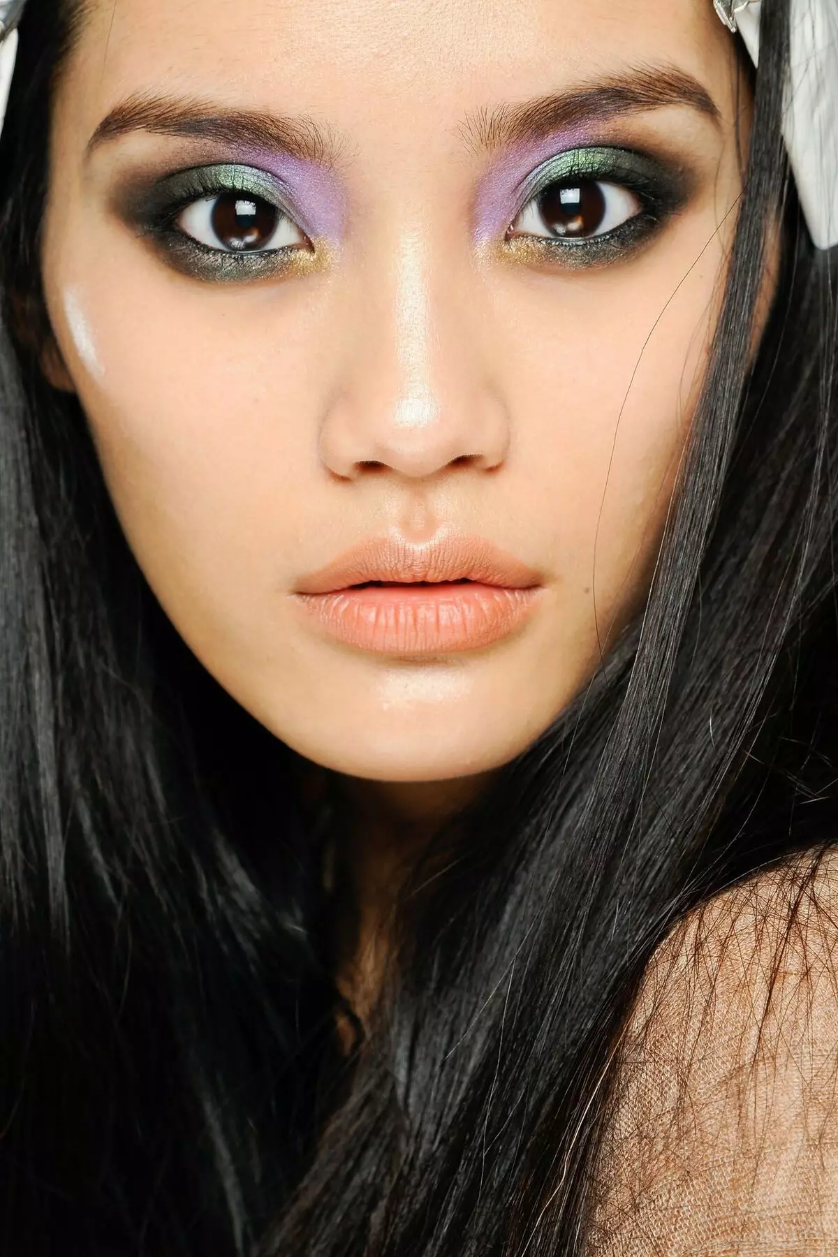 Make-up voor donkere ogen (43 foto's): Gemakkelijke make-up voor ferro-ogen en mooie stapsgewijze simpele avondoptie 16081_20
