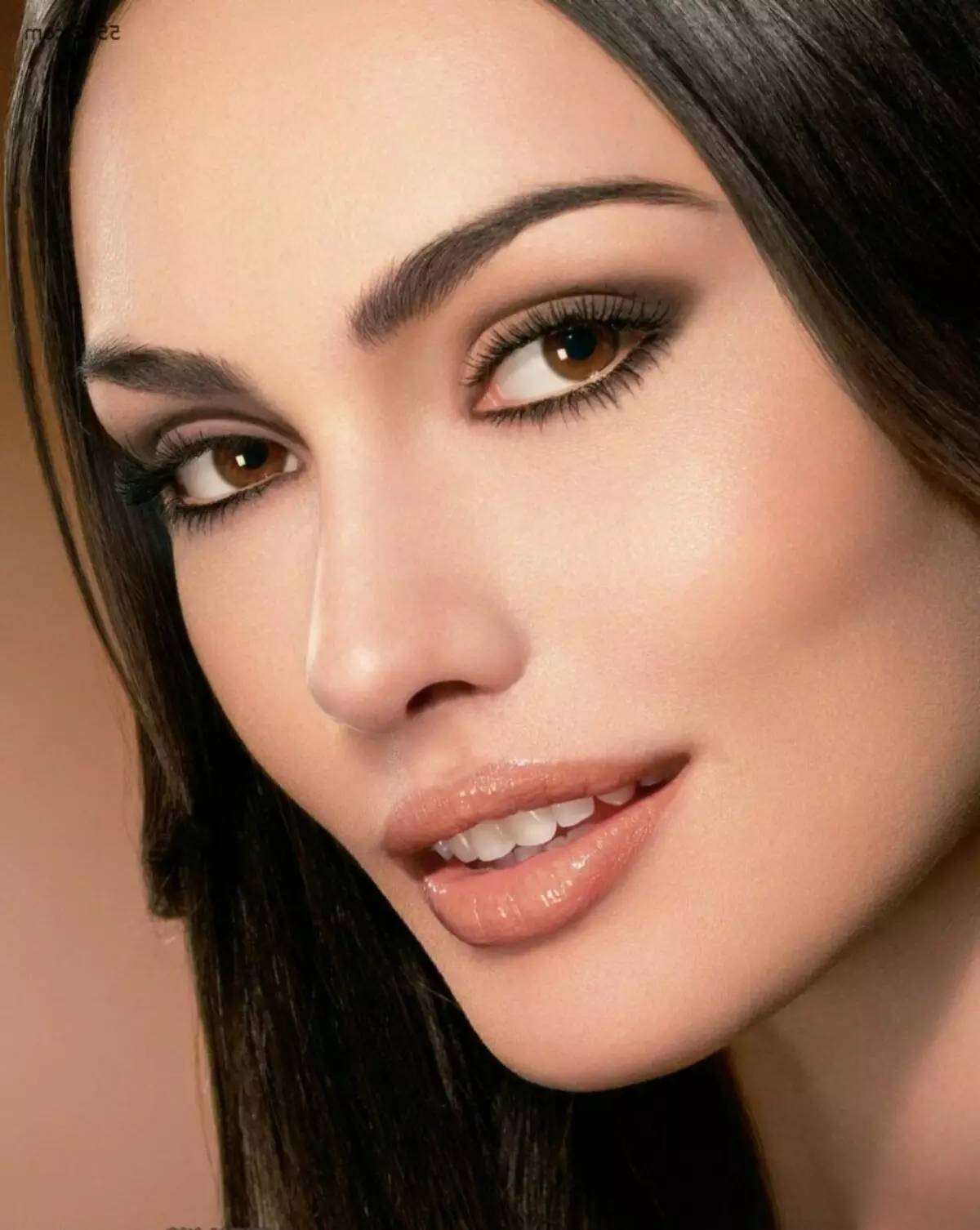 Make-up voor donkere ogen (43 foto's): Gemakkelijke make-up voor ferro-ogen en mooie stapsgewijze simpele avondoptie 16081_22