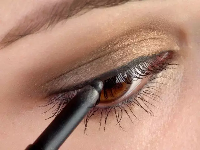 Make-up voor donkere ogen (43 foto's): Gemakkelijke make-up voor ferro-ogen en mooie stapsgewijze simpele avondoptie 16081_31