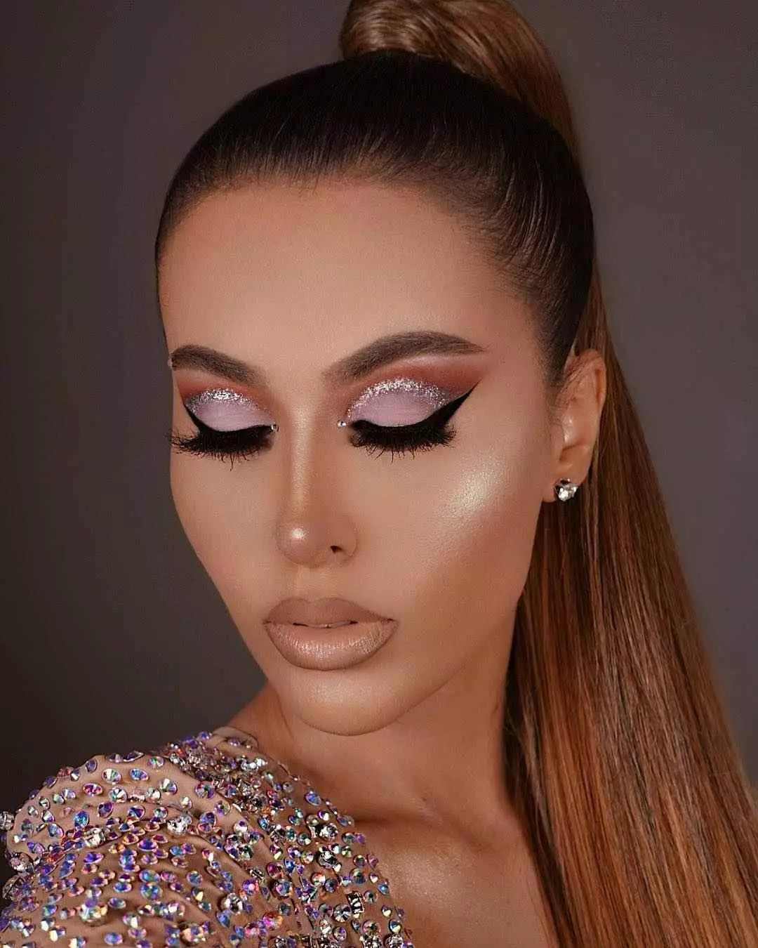 Makeup për flokë të errët (40 foto): Çfarë të përshtatshme? Opsionet e bukur të ngjyrave të syve 16082_12