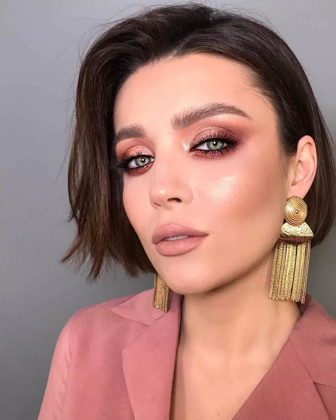 Makeup për flokë të errët (40 foto): Çfarë të përshtatshme? Opsionet e bukur të ngjyrave të syve 16082_36