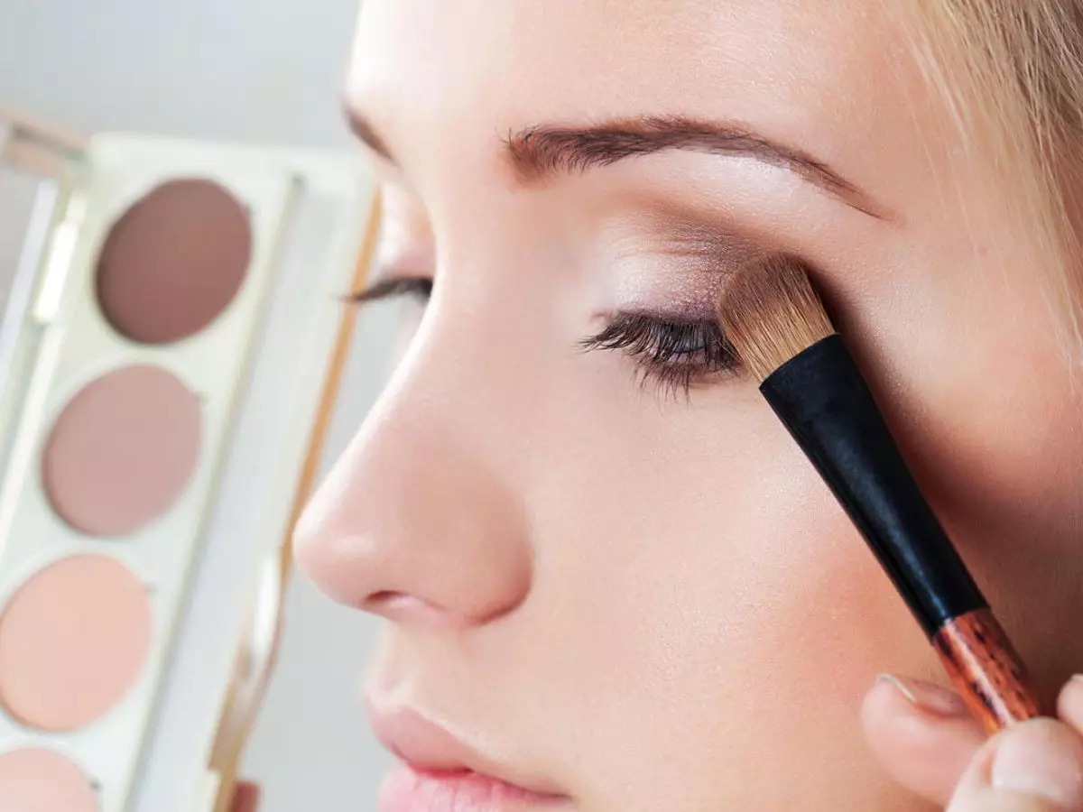 Waterdichte make-up: Hoe maak je make-up om te zwemmen en wat te wassen? Wat het is? 16083_21