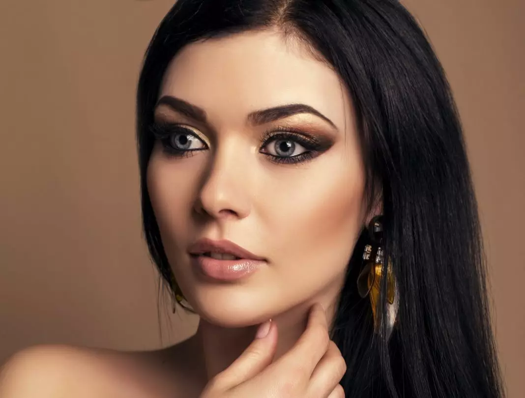 Brunette Makeup (65 grianghraf): Do shúile gorma agus glas, do chailíní carareg. Makeup faoin gúna dearg agus gorm, roghanna le liopaí dearga agus le smaointe eile 16085_23