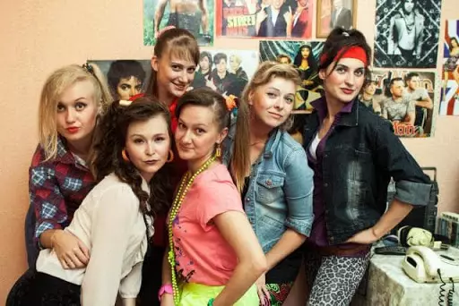 Make-up in die styl van die 90s (48 foto's): Hoe het meisies in Rusland en Amerika geverf? Make-up op die retro disco stap vir stap. Hoe om dag make-up te maak? 16086_10