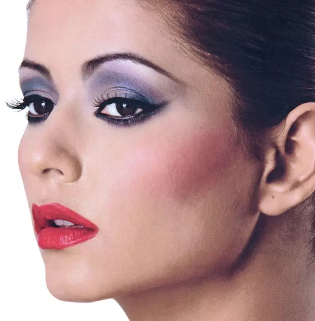 Make-up ve stylu 90. let (48 fotek): Jak se dívky v Rusku a Americe namalovaly? Make-up na retro disco krok za krokem. Jak udělat den make-upu? 16086_12