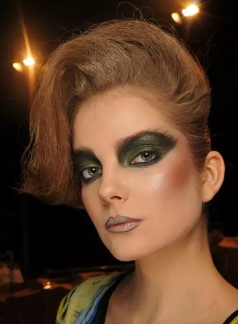 Makeup 90-luvun tyyliin (48 valokuvaa): Miten tytöt Venäjällä ja Amerikassa maalasivat? Makeup Retro Disco askel askeleelta. Kuinka tehdä päivä meikki? 16086_14