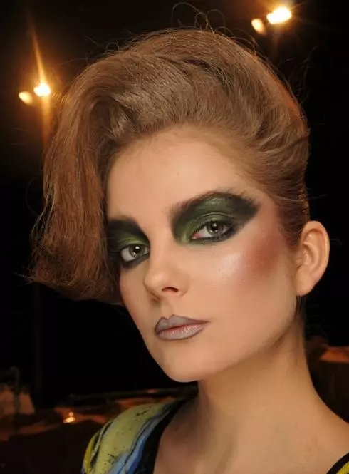 Maquillaje al estilo de los años 90 (48 fotos): ¿Cómo pintó las niñas en Rusia y América? Maquillaje en la discoteca retro paso a paso. ¿Cómo hacer maquillaje del día? 16086_14