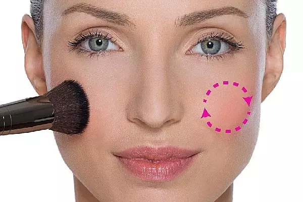 Make-up ve stylu 90. let (48 fotek): Jak se dívky v Rusku a Americe namalovaly? Make-up na retro disco krok za krokem. Jak udělat den make-upu? 16086_20