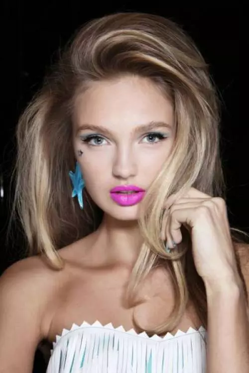 Make-up ve stylu 90. let (48 fotek): Jak se dívky v Rusku a Americe namalovaly? Make-up na retro disco krok za krokem. Jak udělat den make-upu? 16086_27