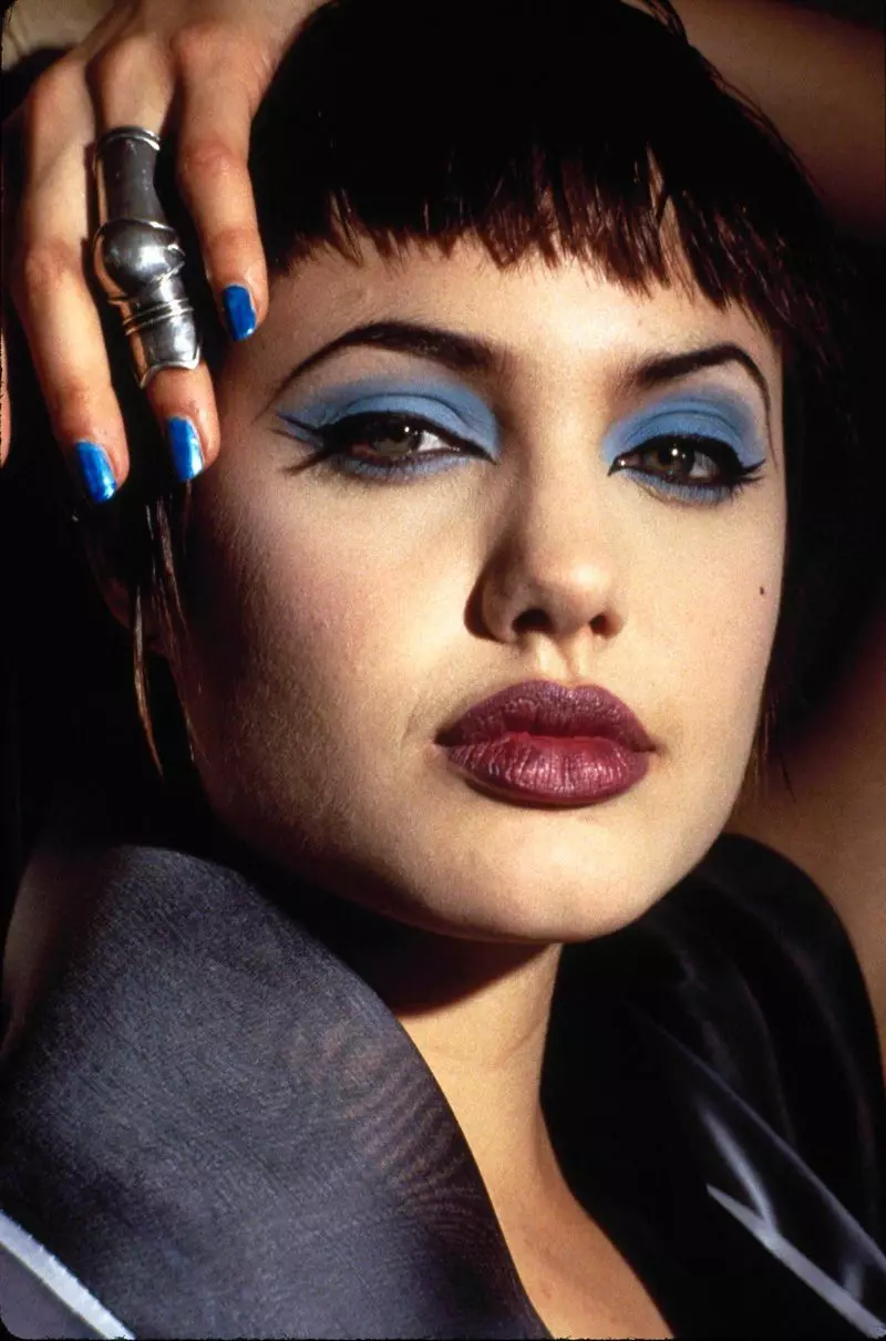 Makeup i stil på 90-tallet (48 bilder): Hvordan malte jentene i Russland og Amerika? Sminke på retro diskoteket trinn for trinn. Hvordan lage dag sminke? 16086_34