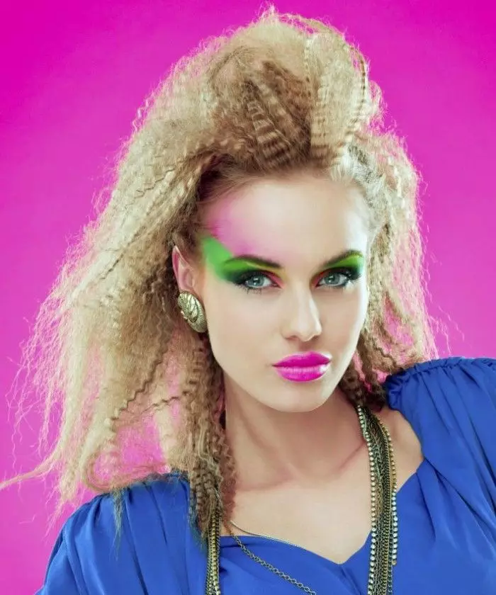Make-up in die styl van die 90s (48 foto's): Hoe het meisies in Rusland en Amerika geverf? Make-up op die retro disco stap vir stap. Hoe om dag make-up te maak? 16086_35