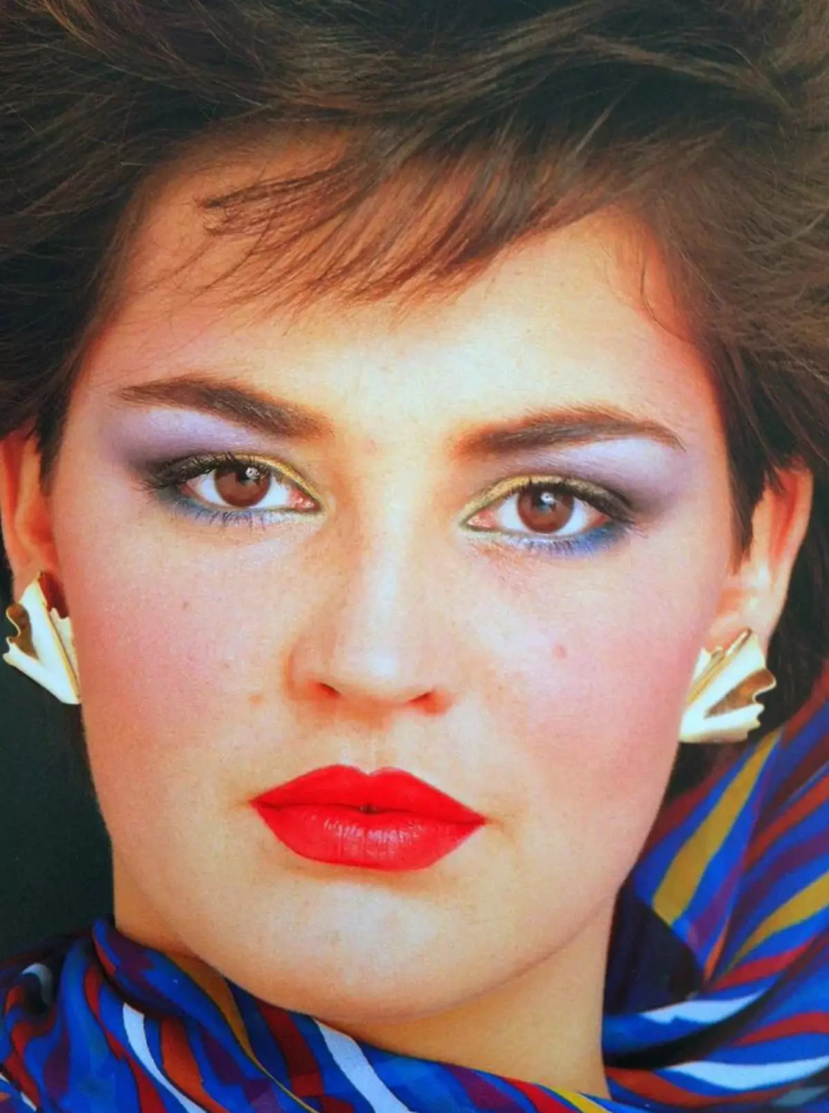 Make-up ve stylu 90. let (48 fotek): Jak se dívky v Rusku a Americe namalovaly? Make-up na retro disco krok za krokem. Jak udělat den make-upu? 16086_37