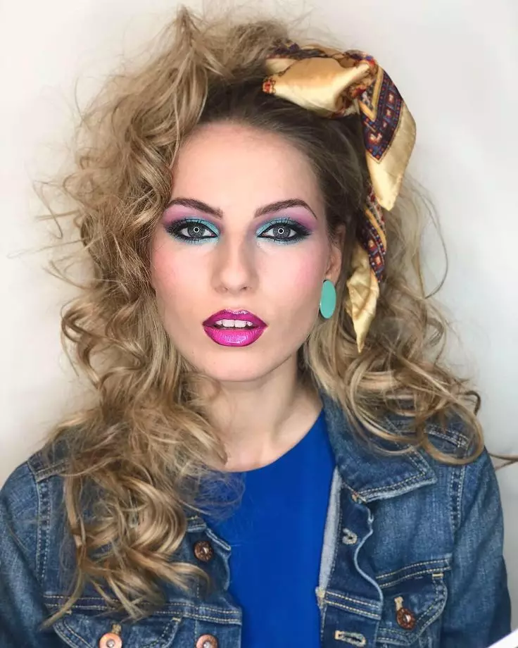 Makeup 90-luvun tyyliin (48 valokuvaa): Miten tytöt Venäjällä ja Amerikassa maalasivat? Makeup Retro Disco askel askeleelta. Kuinka tehdä päivä meikki? 16086_43