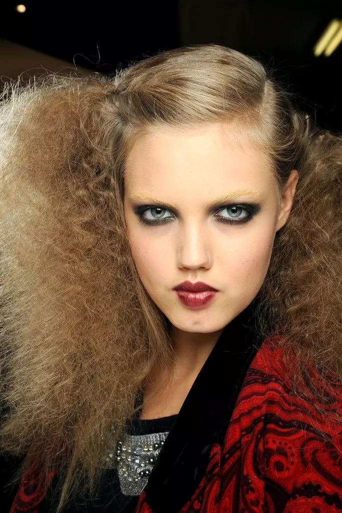 Make-up ve stylu 90. let (48 fotek): Jak se dívky v Rusku a Americe namalovaly? Make-up na retro disco krok za krokem. Jak udělat den make-upu? 16086_48