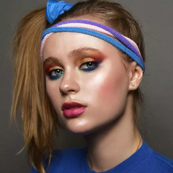 Make-up in de stijl van de jaren 90 (48 foto's): hoe schilderde meisjes in Rusland en Amerika? Make-up op de retro-disco stap voor stap. Hoe de dagmake-up te maken? 16086_5