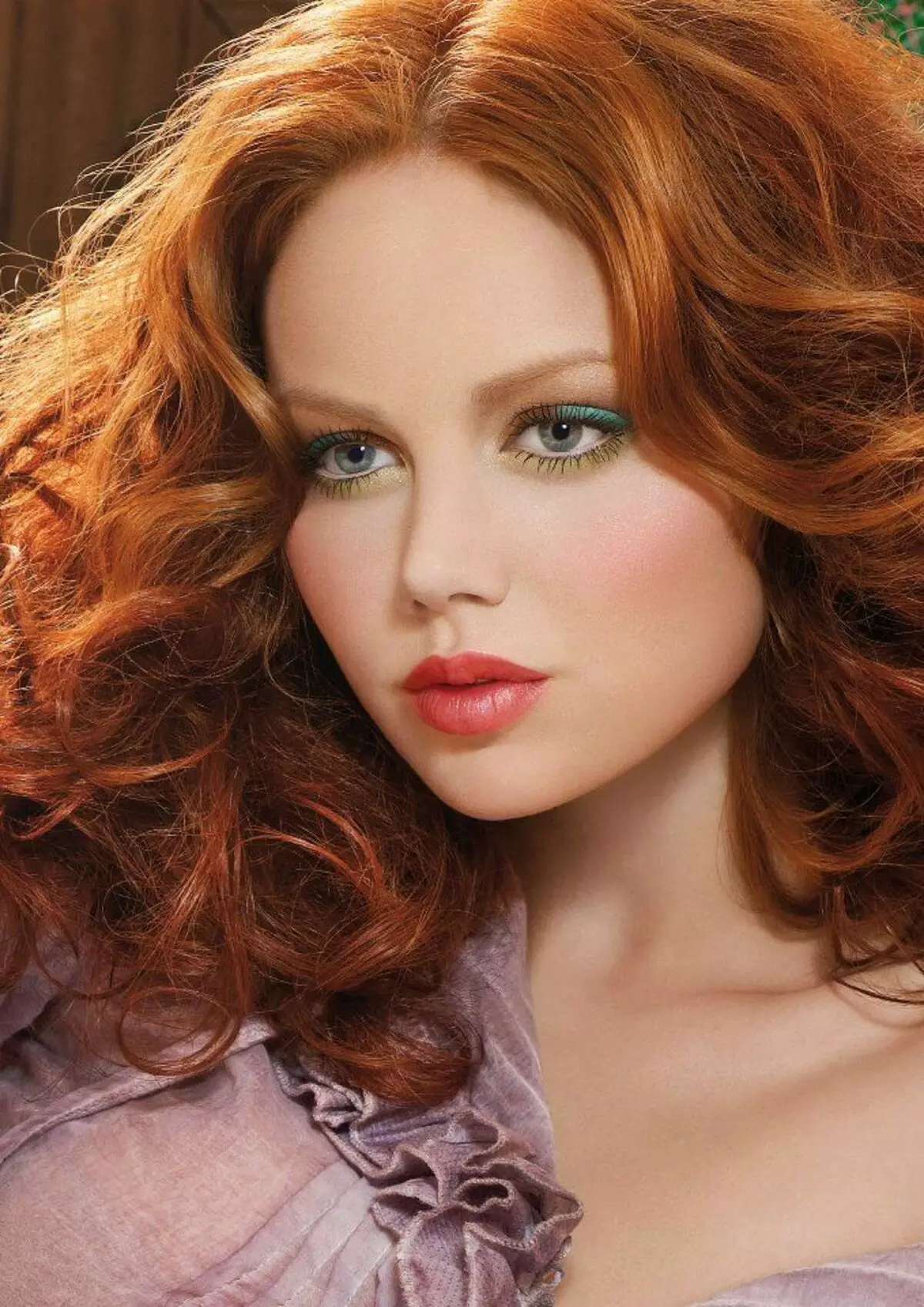 Makeup dla Reds: Z niebieskimi oczami i zielenią, z szarym i brązowym. Makijaż do rudowłosy z lekką i ciemną skórą, wieczorem i codziennymi opcjami dla dziewczyn 16089_27