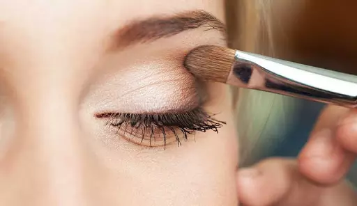Klassisches Makeup (59 Fotos): Wie Tag Make-up Augen Schritt für Schritt nach dem Hause machen? Was ist für ein schönes Makeup im Stil des Klassiks erforderlich? 16094_22