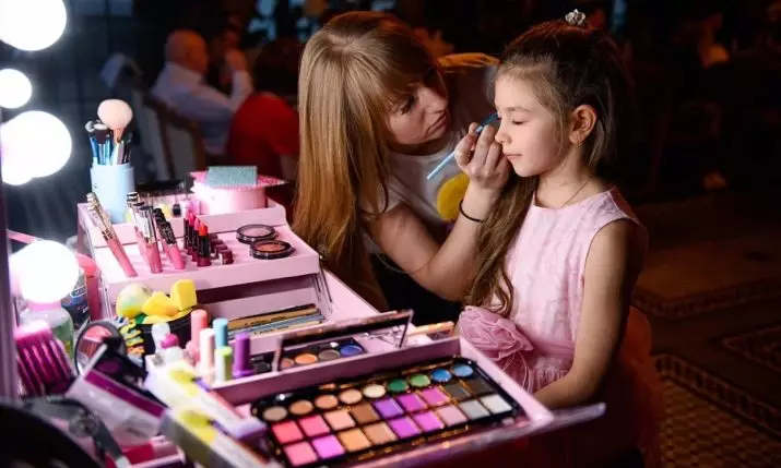 Makeup za djevojčice (76 fotografija): Dječja lagana lijepa šminka kozmetika za djecu, ideje za djevojčice Photo Shoot 8-9 godina, šminka za Božić i druge opcije 16097_11