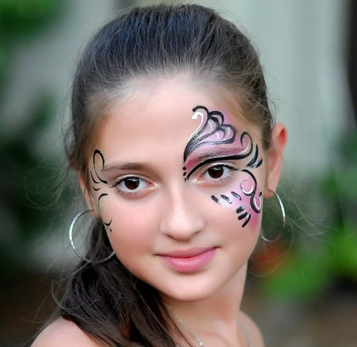 Makeup za djevojčice (76 fotografija): Dječja lagana lijepa šminka kozmetika za djecu, ideje za djevojčice Photo Shoot 8-9 godina, šminka za Božić i druge opcije 16097_18