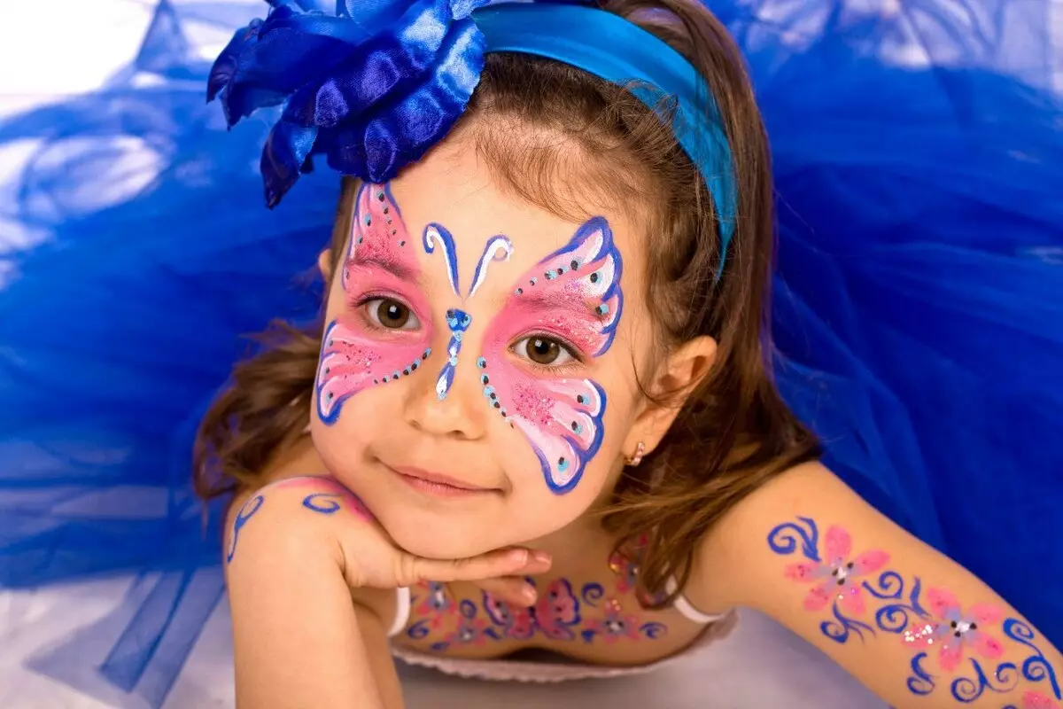 Trucco per ragazze (76 foto): Bellissimo trucco leggero per bambini Cosmetici per bambini, idee per ragazze Foto sparare 8-9 anni, trucco per Natale e altre opzioni 16097_20