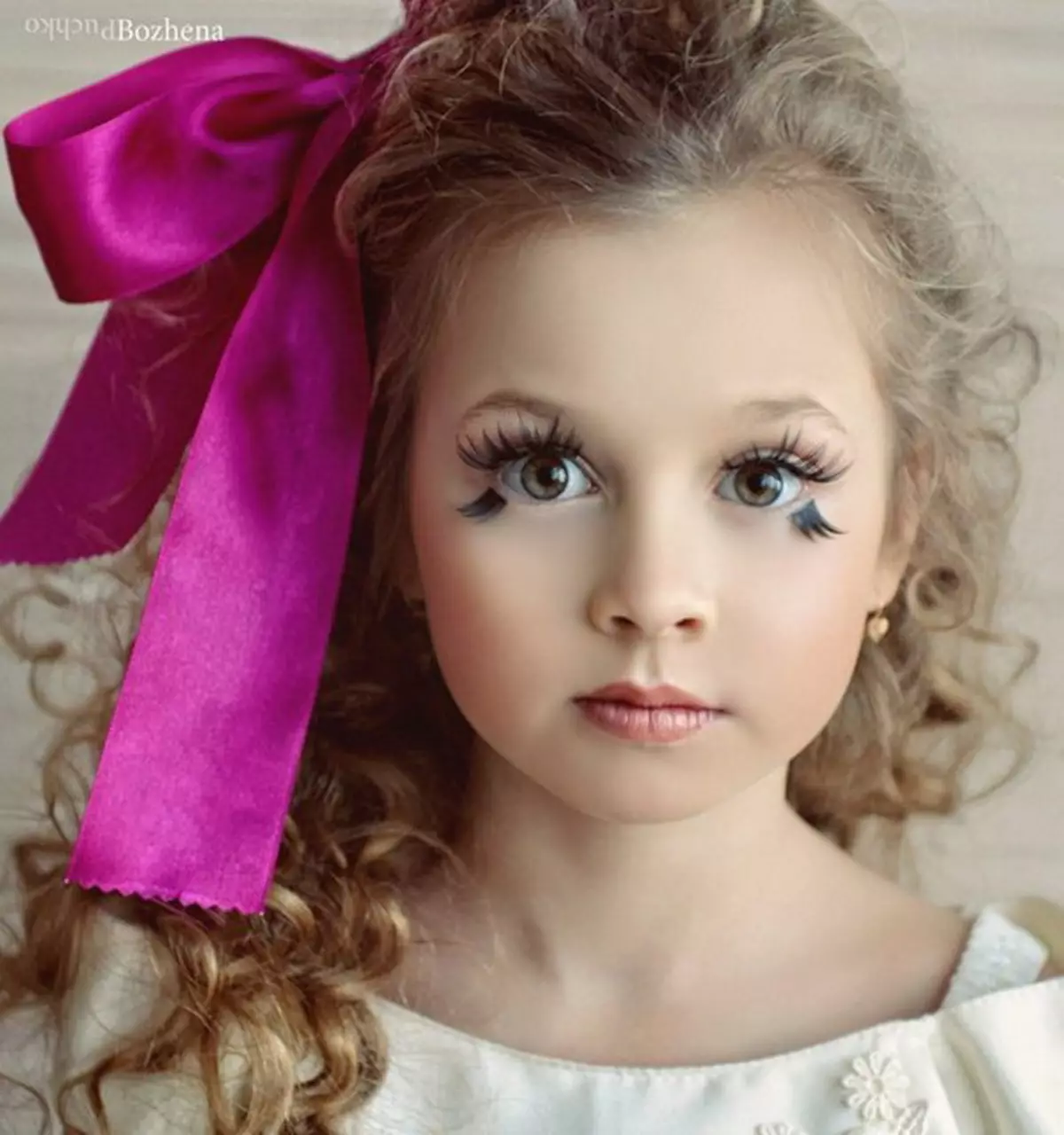 Grim për vajzat (76 foto): Kozmetikë e bukur e kozmetikës së bukur për fëmijët, idetë për vajzat foto xhiruar 8-9 vjeç, kozmetikë për Krishtlindje dhe opsione të tjera 16097_3