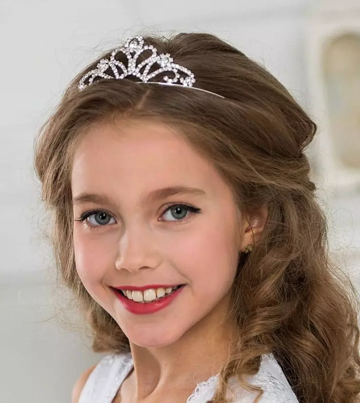 Make-up vir meisies (76 foto's): Kinders se liggewig pragtige make-up skoonheidsmiddels vir kinders, idees vir meisies foto skiet 8-9 jaar oud, make-up vir Kersfees en ander opsies 16097_33