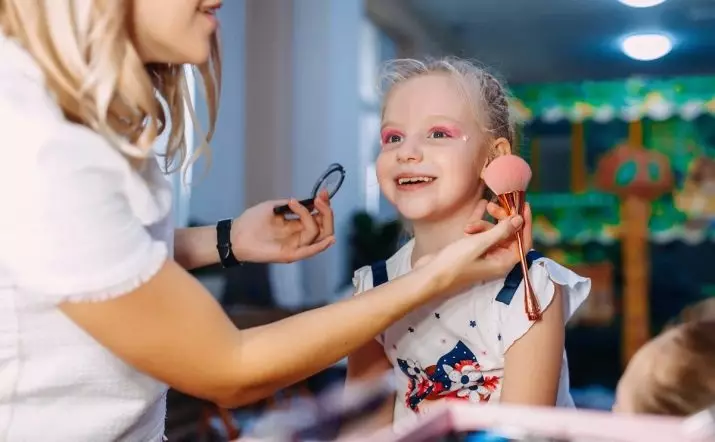 Make-up voor meisjes (76 foto's): Children's Lichtgewicht Mooie make-up cosmetica voor kinderen, ideeën voor meisjes Fotoschoen 8-9 jaar oud, make-up voor Kerstmis en andere opties 16097_41