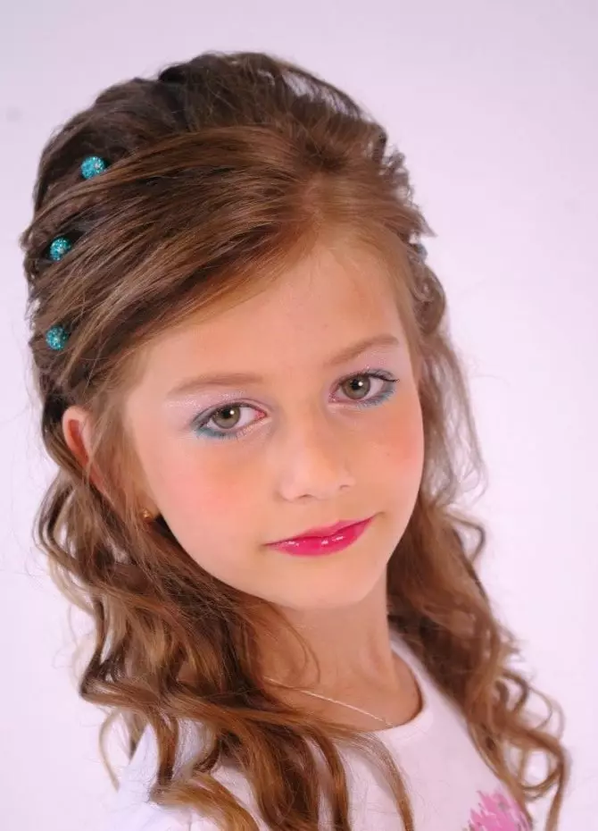 Maquillaxe para nenas (76 fotos): Childen's Lightweight Beautiful maquillaxe Cosméticos para nenos, ideas para nenas Foto Tire 8-9 anos de idade, maquillaxe para o Nadal e outras opcións 16097_5
