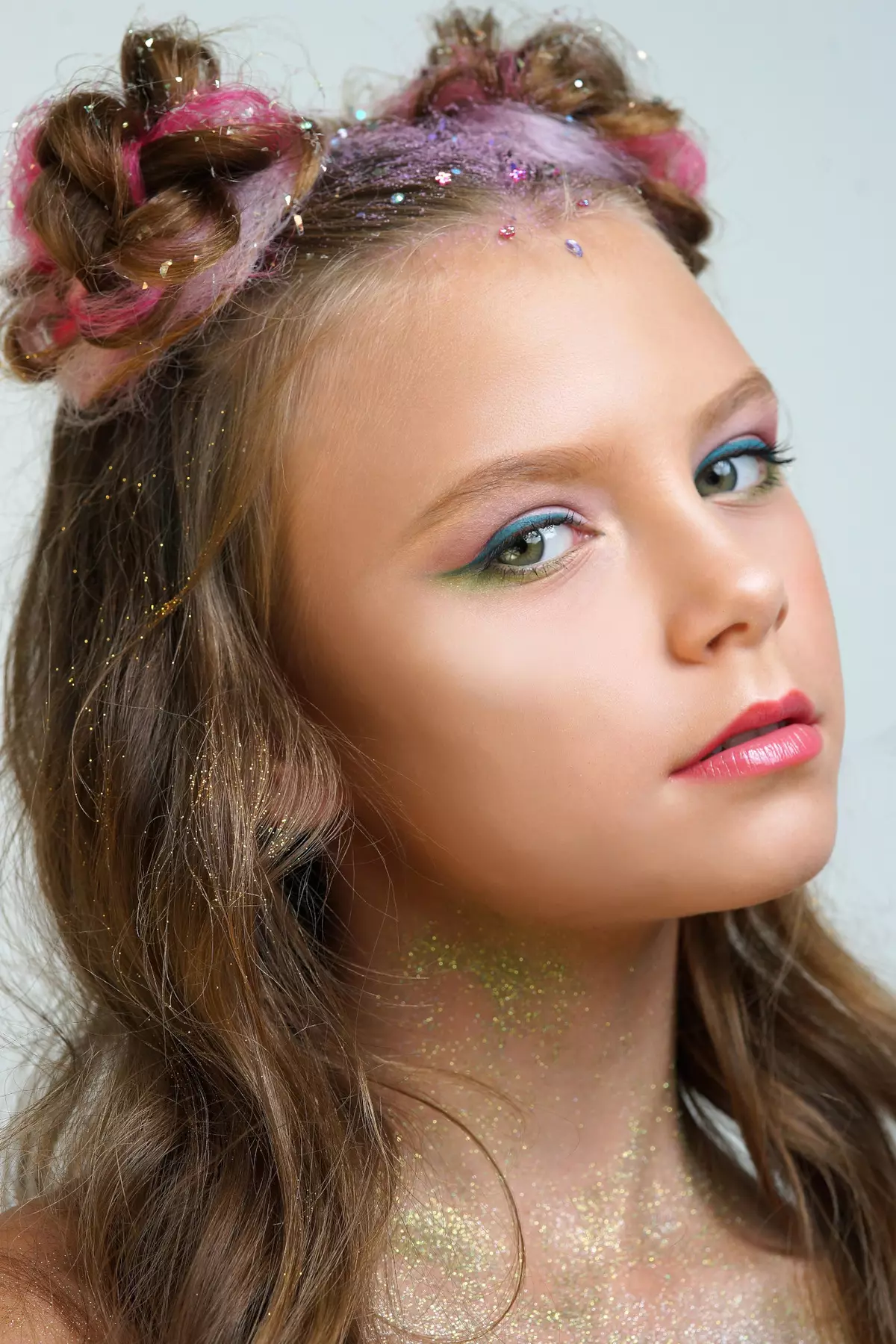 Makeup dla dziewcząt (76 zdjęć): Lekkie piękne kosmetyki do makijażu dla dzieci, pomysły na dziewczyny fotograficzne strzelać 8-9 lat, makijaż na Boże Narodzenie i inne opcje 16097_51