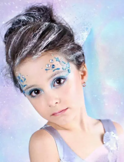 Makeup dla dziewcząt (76 zdjęć): Lekkie piękne kosmetyki do makijażu dla dzieci, pomysły na dziewczyny fotograficzne strzelać 8-9 lat, makijaż na Boże Narodzenie i inne opcje 16097_52